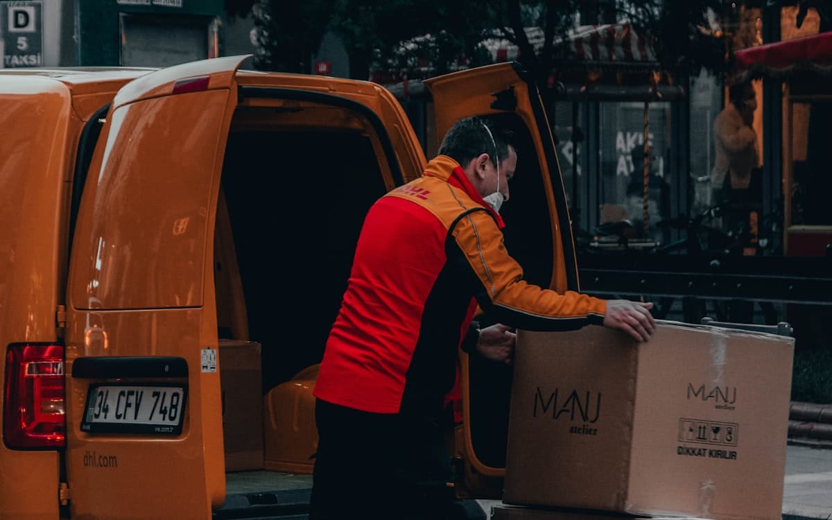 A persistent, push-based connection keeps the live map and courier status in sync within seconds, not minutes.